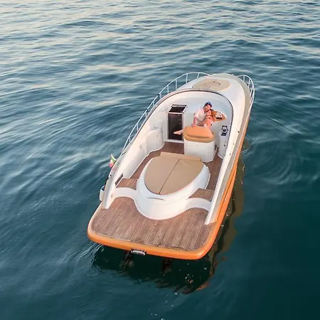 Lm House Boat بوتيل Moniga del Garda