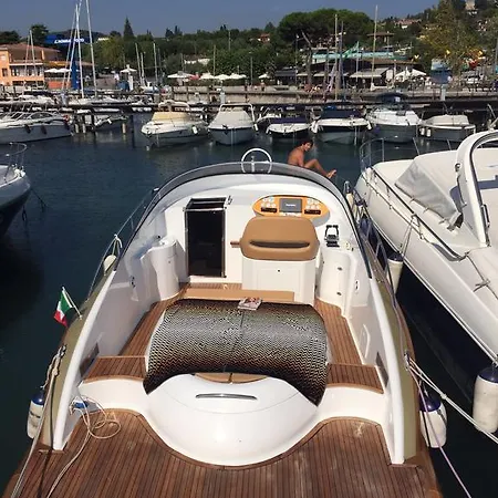 Lm House Boat بوتيل Moniga del Garda
